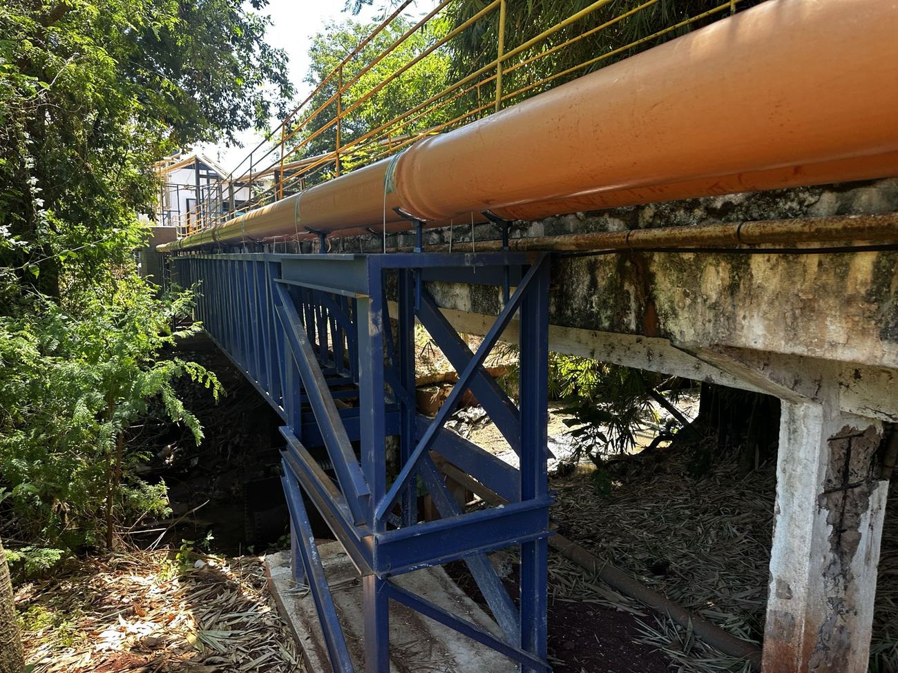 Tubulação sobre estrutura metálica em obra industrial