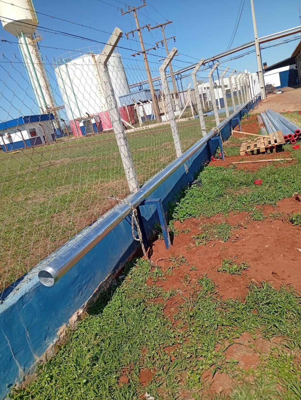 Montagem de tubulação em aço ao longo de mureta